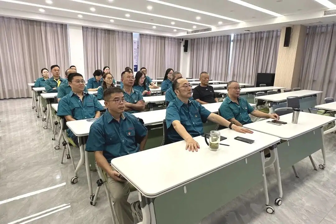 Changshu Polyester Party Branch organized to watch the live broadcast of the September 3rd military parade